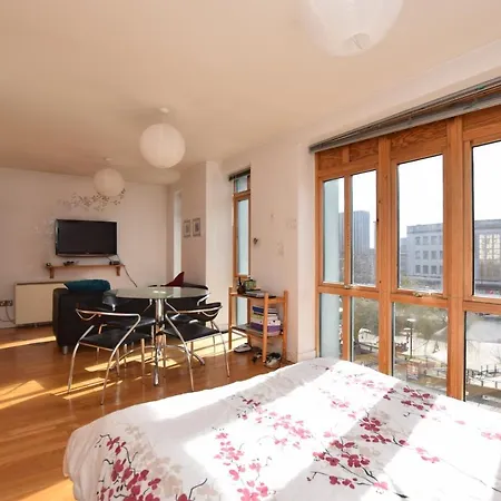 Spacious Studio In The Heart Of The City بريستول